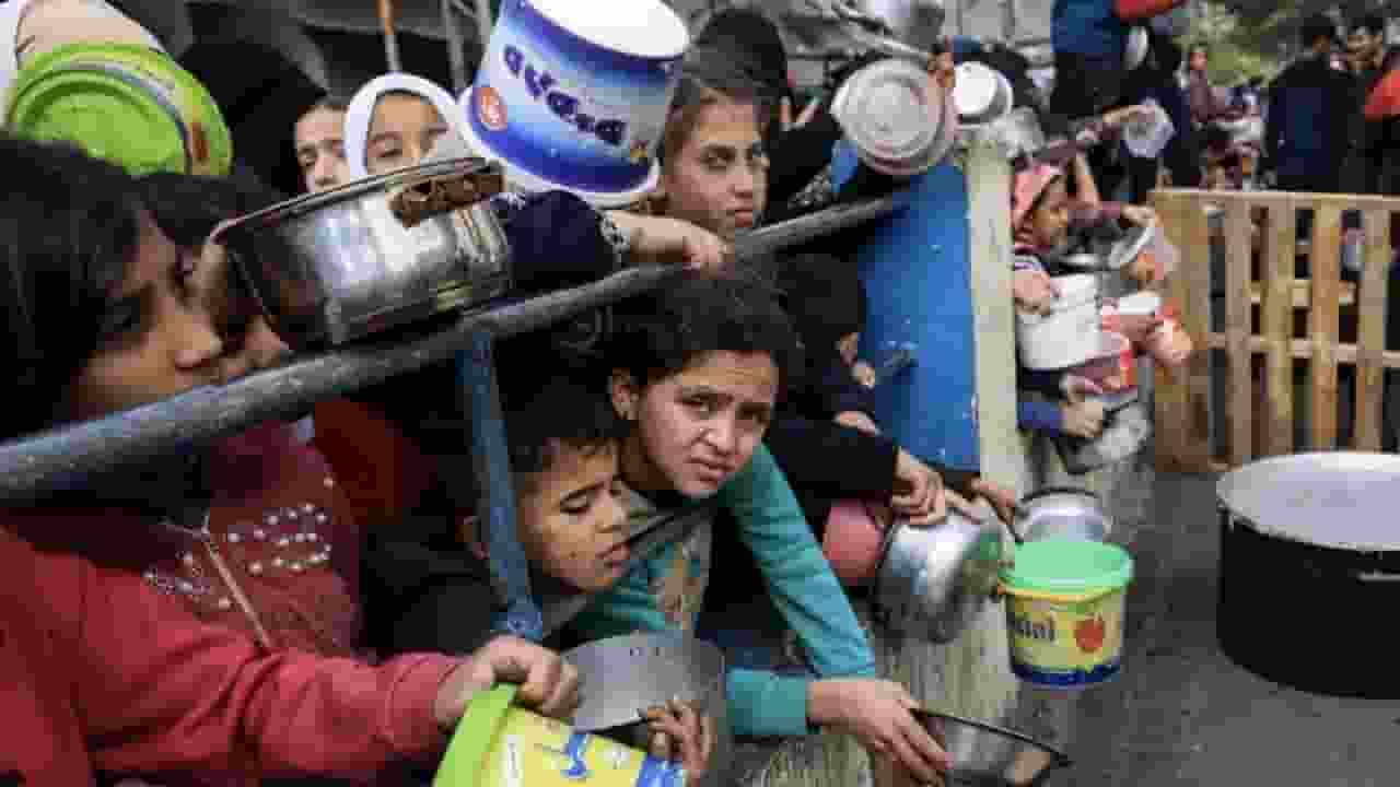 गाजा: दाने-दाने को तरस रहे लोग, हजारों बच्चे-महिलाएं भुखमरी की कगार पर Gaza Crisis