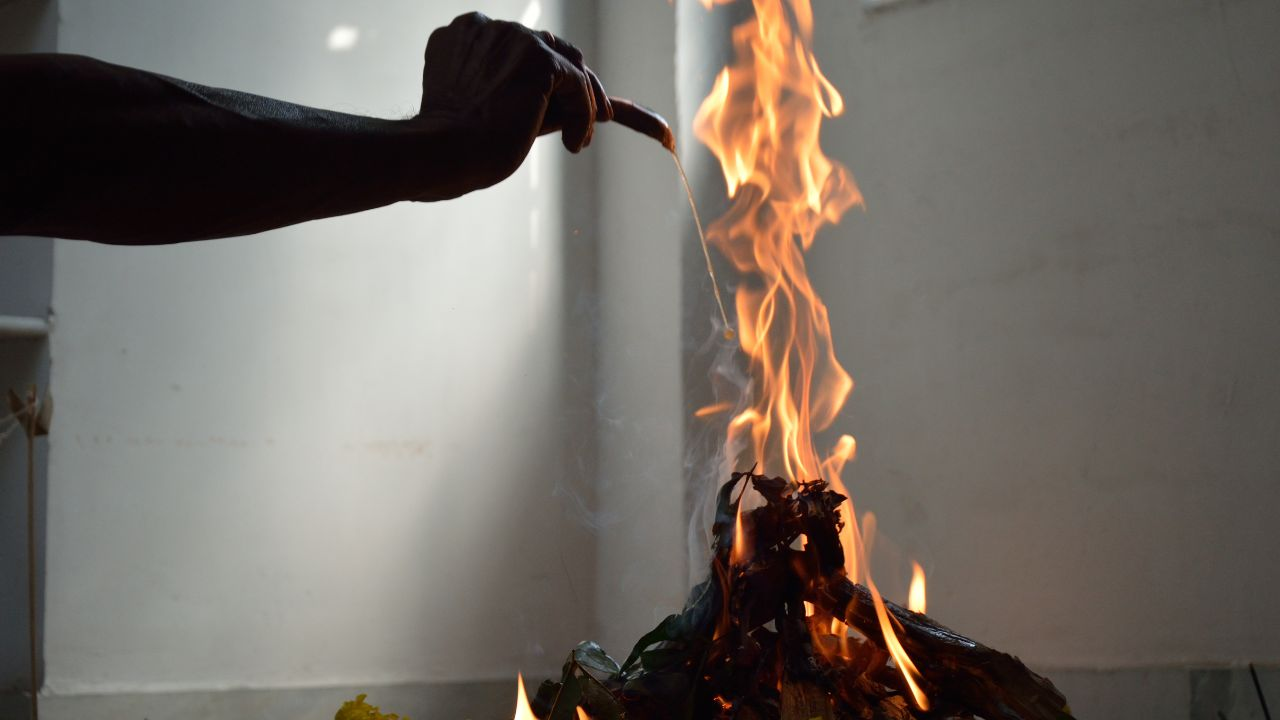 यज्ञ करें या हवन? जानिए दोनों में सही अंतर और मान्यताएं Image of yagya