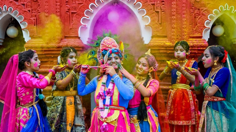 कहीं संगीनों का साया, कहीं रंग से सराबोर लोग, कैसी होली मना रहा भारत? ladies at holi