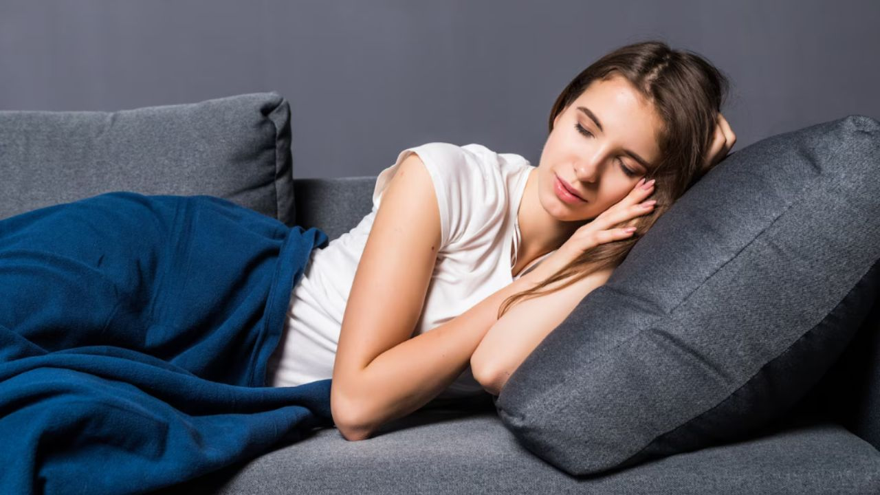 प्रचंड गर्मी हर साल 44 घंटे छीन रही लोगों की नींद, क्या बोले वैज्ञानिक human sleep cycle
