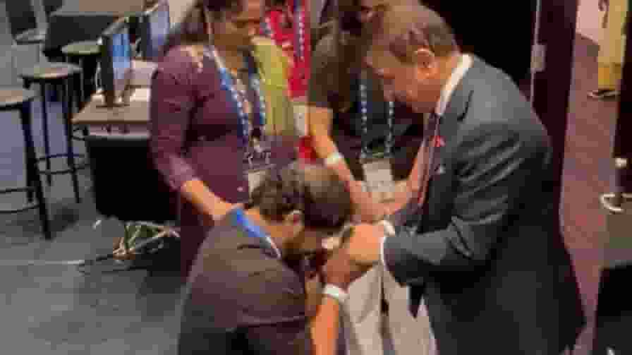 नीतीश कुमार रेड्डी के पिता ने सुनील गावस्कर के छुए पैर Nitish Kumar Reddy Father touches Sunil Gavaskar Feet