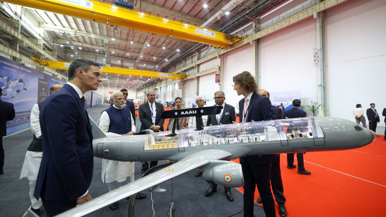 C-295 एयरक्राफ्ट भारत में बनेगा, समझिए किसे, कितना फायदा होगा PM Modi at TASL plant with other leaders
