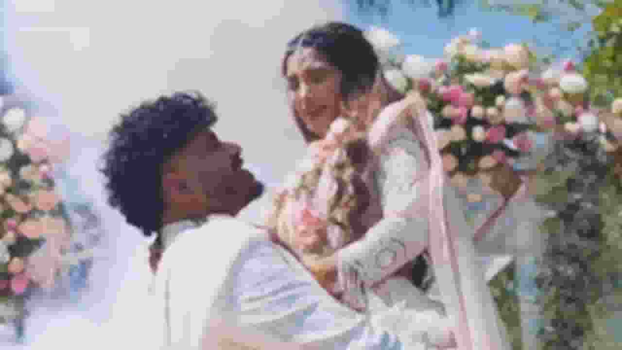 शादी में दुल्हन पर चल गया कलर बम, पीठ और बाल जले screenshot of marriage video । Photo Credit: Instagram/iaparadise