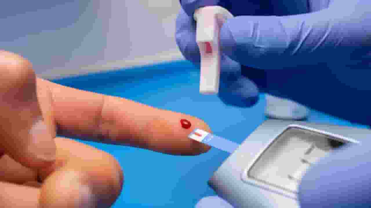 हाथ और पैर में दिखते हैं ये लक्षण, तो तुरंत कराएं डायबिटीज का टेस्ट Diabetes