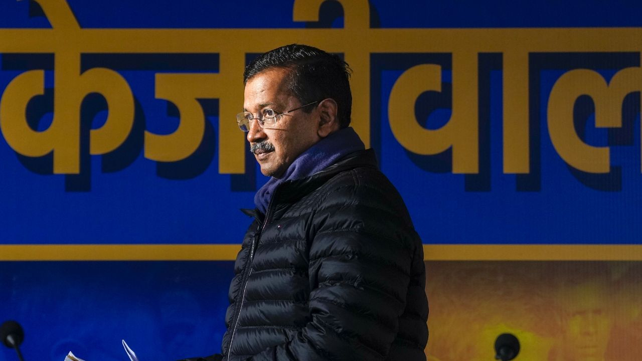 मजबूरी या रणनीति... दिल्ली में केजरीवाल और कांग्रेस दूर-दूर क्यों? arvind kejriwal