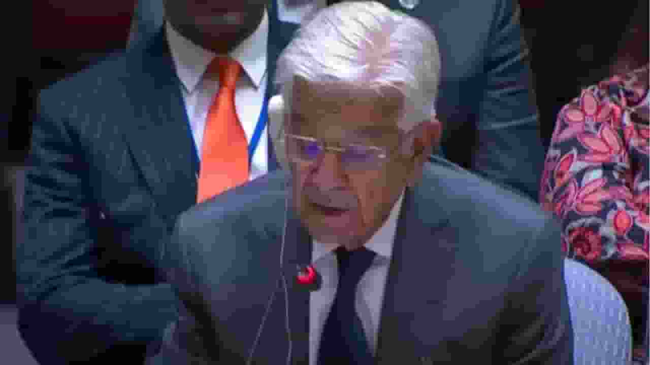 सेना के शासन को लेकर क्या बोल गए पाकिस्तान के रक्षा मंत्री Khwaja Asif । Photo Credit: PTI