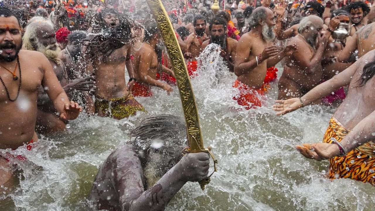 महाकुंभ में अखाड़ों के संघर्ष का इतिहास पुराना, 2025 में है ये तैयारी Image of Sadhu