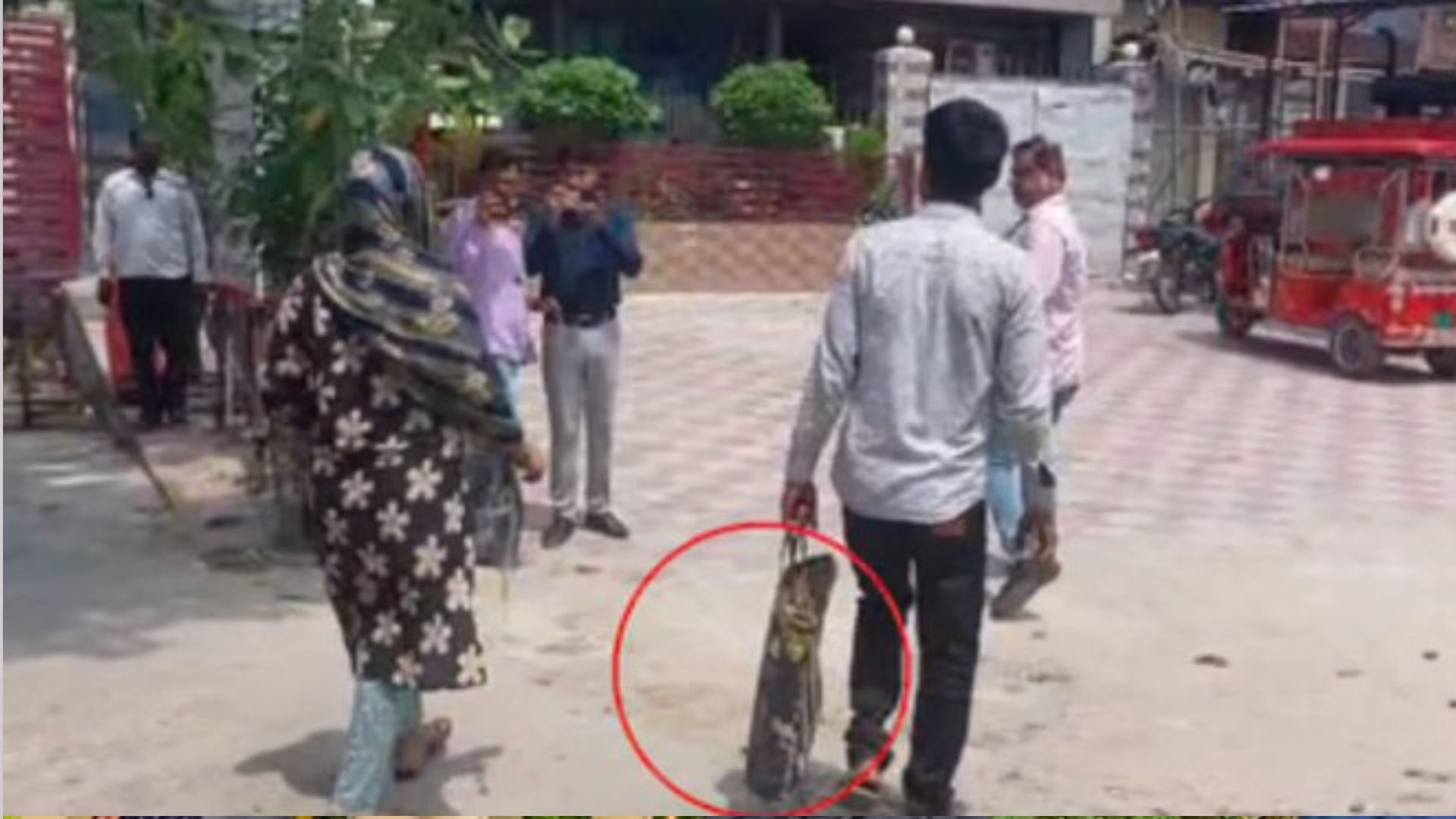 'साहब बच्चे को जिंदा कर दो', थैले में लाश ले DM ऑफिस पहुंचा शख्स Lakhimpur