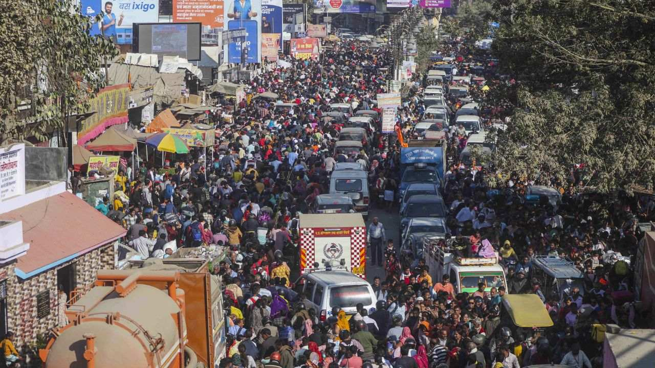 मत आओ महाकुंभ! भीषण भीड़, रेलवे-रोड सब जाम, बेहाल हुए लोग Mahakumbh 2025