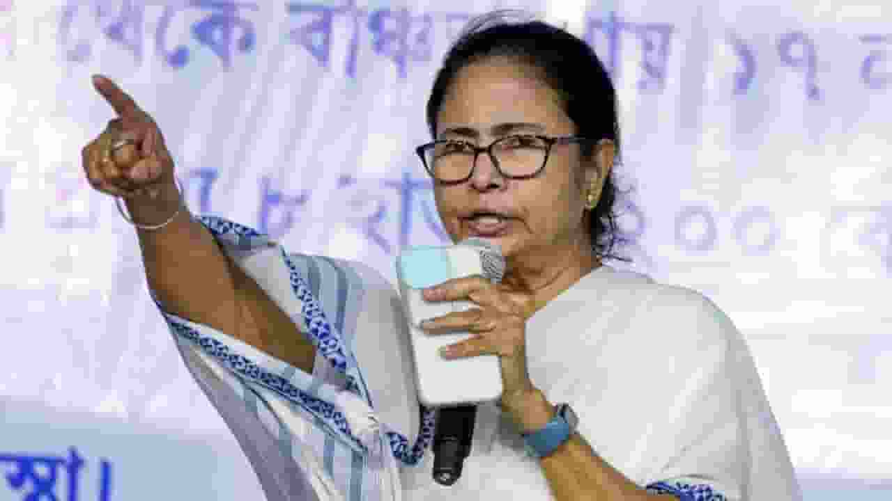 हर दिन बंगाली फिल्म दिखाओ, ममता सरकार का सिनेमा हॉल को आदेश mamata banerjee । Photo Credit: PTI