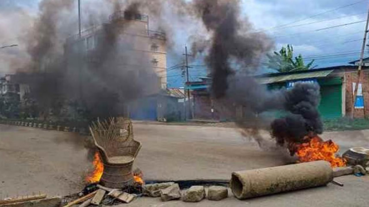 सड़कें जाम, टायर जलाए, मशाल जुलूस निकाला; रातभर क्यों जलता रहा मणिपुर? manipur