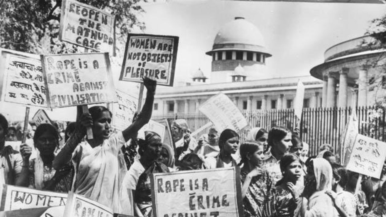 मथुरा रेप केस: जब SC से बौखलाई जनता ने बदल दिया था देश का कानून Mathura Rape Case
