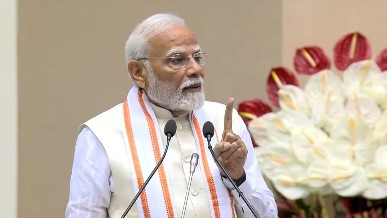 PM मोदी को जैन समाज से मिली धर्म चक्रवर्ती की उपाधि, कहा- यह प्रसाद है Image of PM Narendra Modi