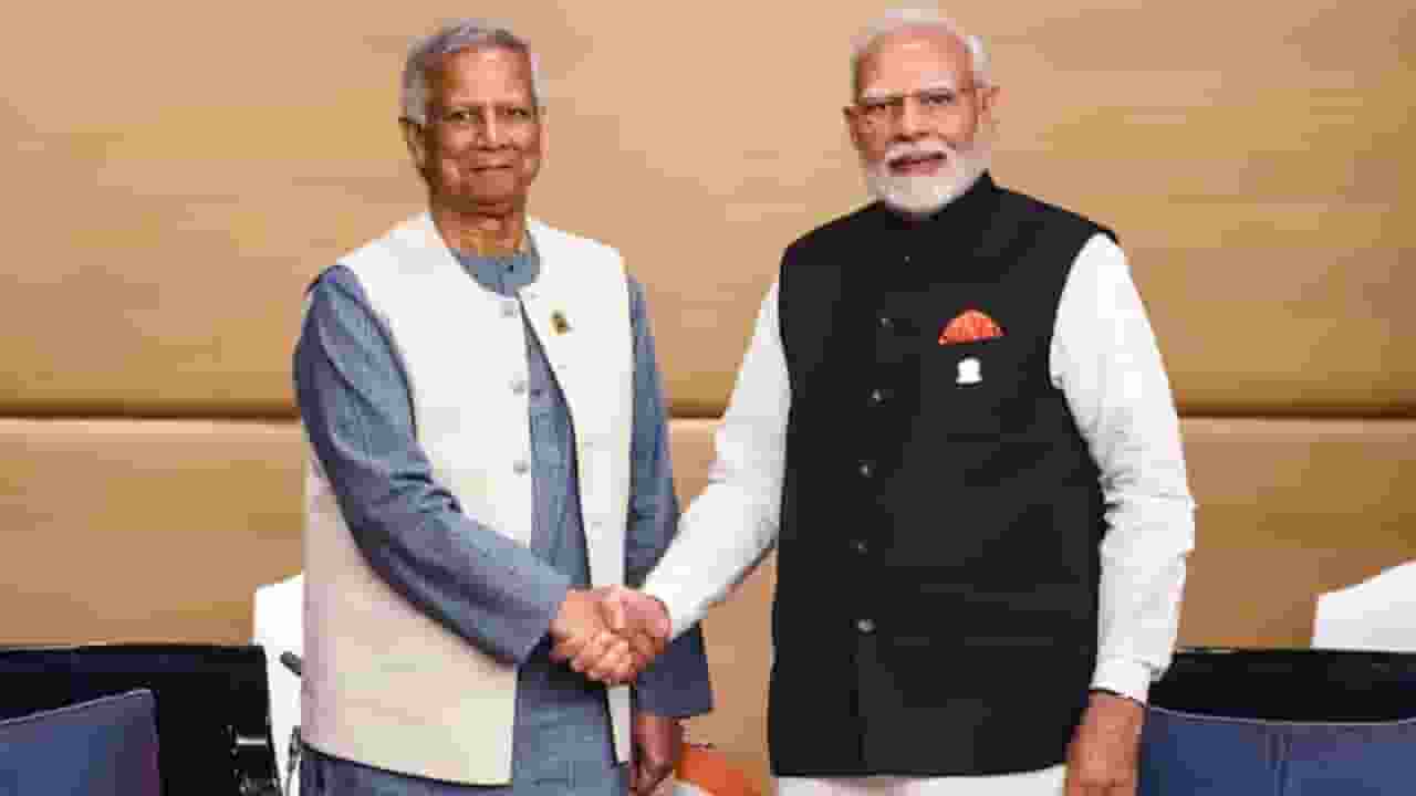 ‘मैंगो डिप्लोमेसी’ के जरिए यूनुस बढ़ा रहे भारत की तरफ दोस्ती का हाथ PM Modi and mohammad yunus। Photo Credit: PTI