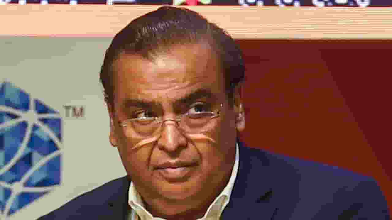 मुकेश अंबानी की संपत्ति घटी या दूसरों के पैसे बढ़ रहे हैं? Image of Mukesh Ambani