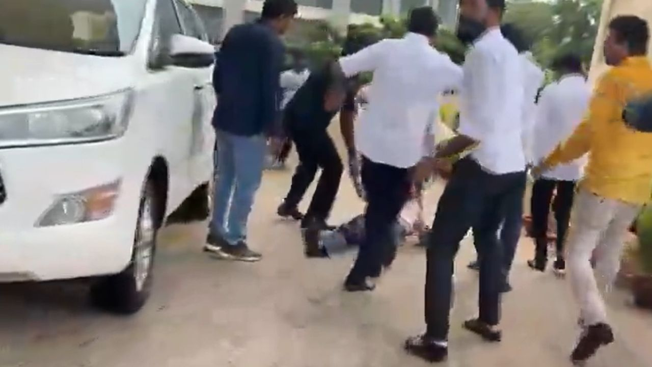 अधिकारी की पिटाई: सामूहिक छुट्टी पर जा सकते हैं अफसर, BJD भी विरोध में Viral Video.
