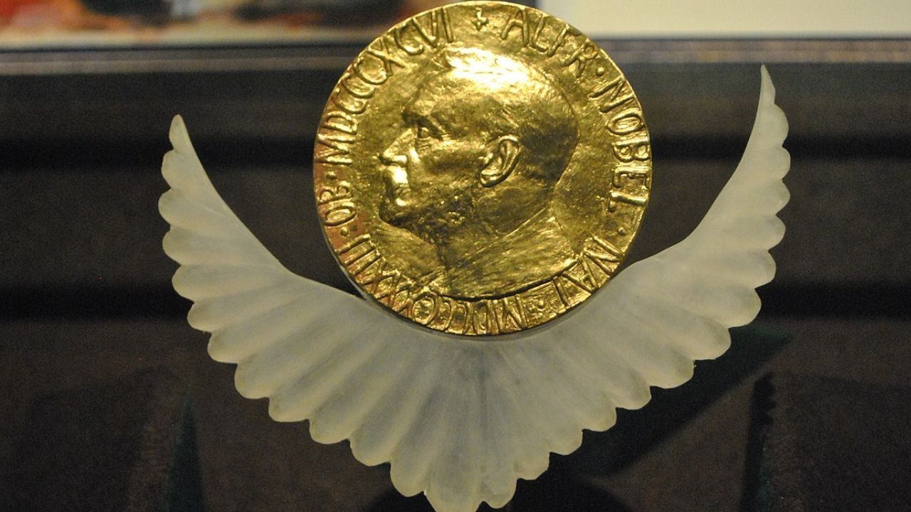 भारत में कितने लोगों को मिला नोबेल पुरस्कार, जानें क्या है प्रक्रिया noble prize logo : wikimedia commons