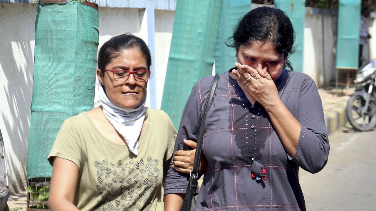 'मेरा बेटा बिल्डिंग से कूद गया', क्या कह रहे हैं अस्पताल पहुंचे लोग? Image of Plane Crash