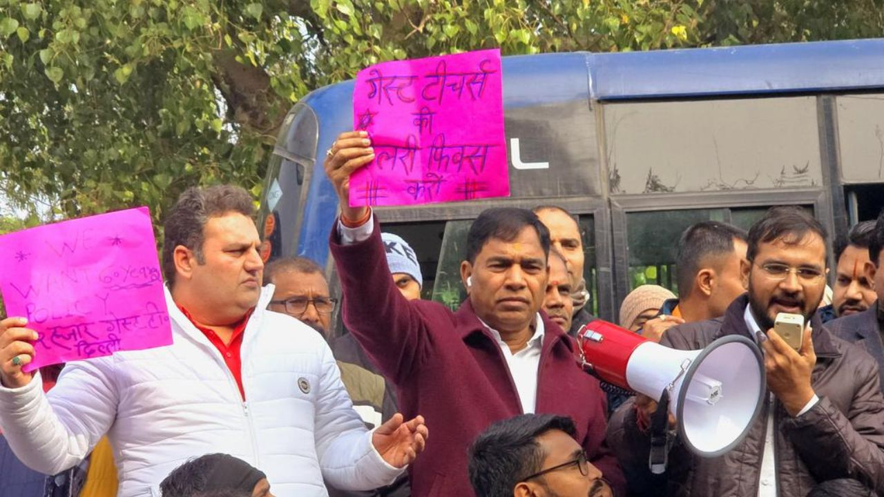 चुनाव में प्रचार जोरदार! सैलरी, DA और इन्क्रीमेंट पर घिरी दिल्ली सरकार guest teachers protest