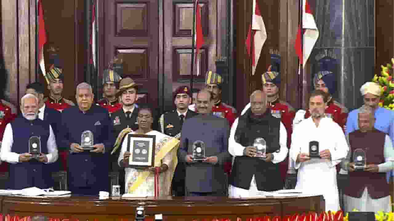 विपक्ष का तंज-'मणिपुर पर बात नहीं होती तो संविधान दिवस का क्या मतलब'  President draupadi murmu, pm modi, jagdeep dhankhad, om birla, mallikarjuna kharge, rahul gandhi