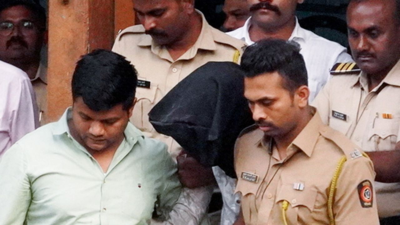 बहन बोला फिर 2 बार रेप किया, पुणे दुष्कर्म मामले में क्या क्या हुआ? Pune Rape case accused with police Photo Credit: PTI