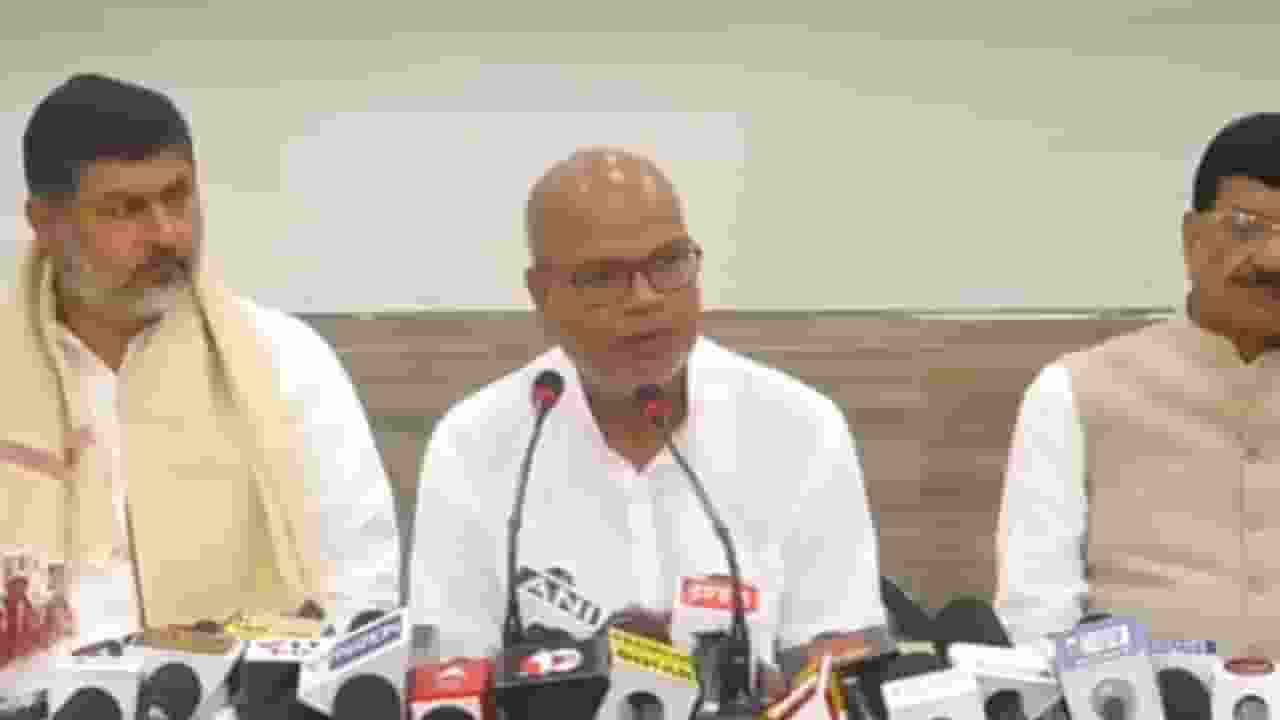 बिहार: जिसके श्राद्ध में गए गिरिराज सिंह, बिहार में वह भी वोटर Rahul Gandhi and Mallikarjun Kharge