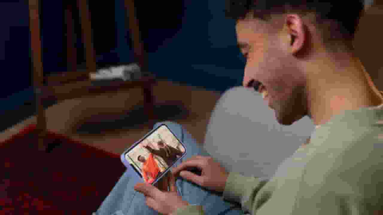 ज्यादा देर तक रील्स देखने से खराब हो सकती हैं आंखें, बचाव कैसे होगा? Representational Picture