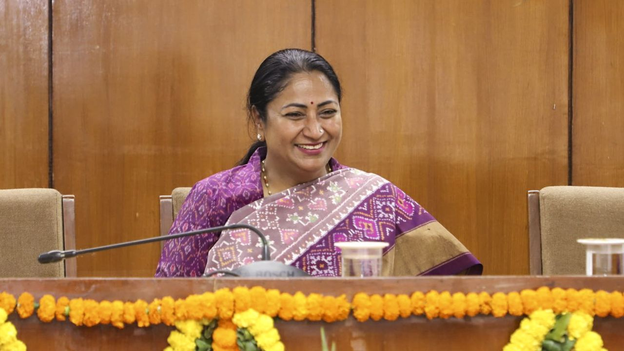पहले कागज दिखाए, फिर पकड़कर खींचा; दिल्ली की CM रेखा गुप्ता पर हमला rekha gupta