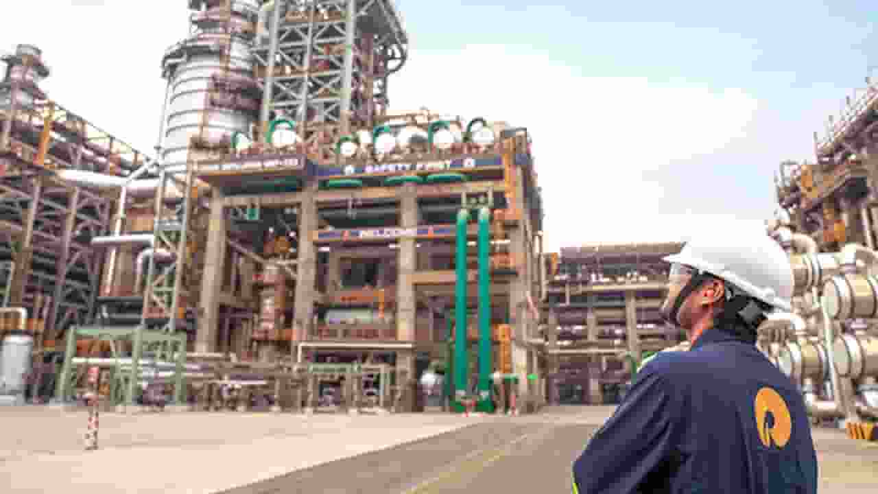 भारत और रूस के बीच 13 अरब रुपये का तेल समझौता, असर क्या होगा? Reliance Oil refinery