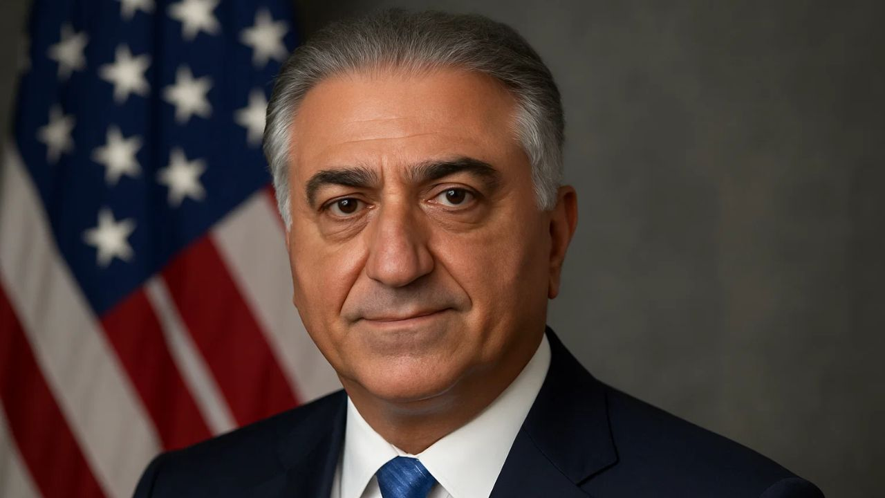 क्या ईरान को रेजा पहलवी के जरिए मात देने की तैयारी में है अमेरिका? reza pahlavi । Photo Credit: AI Generated
