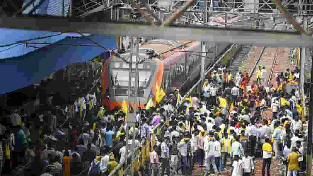 झारखंड: कुरमी आंदोलन में आई तेजी, 100 से अधिक ट्रेन रद्द, फंसे यात्री person blockading train। Photo Credit: PTI