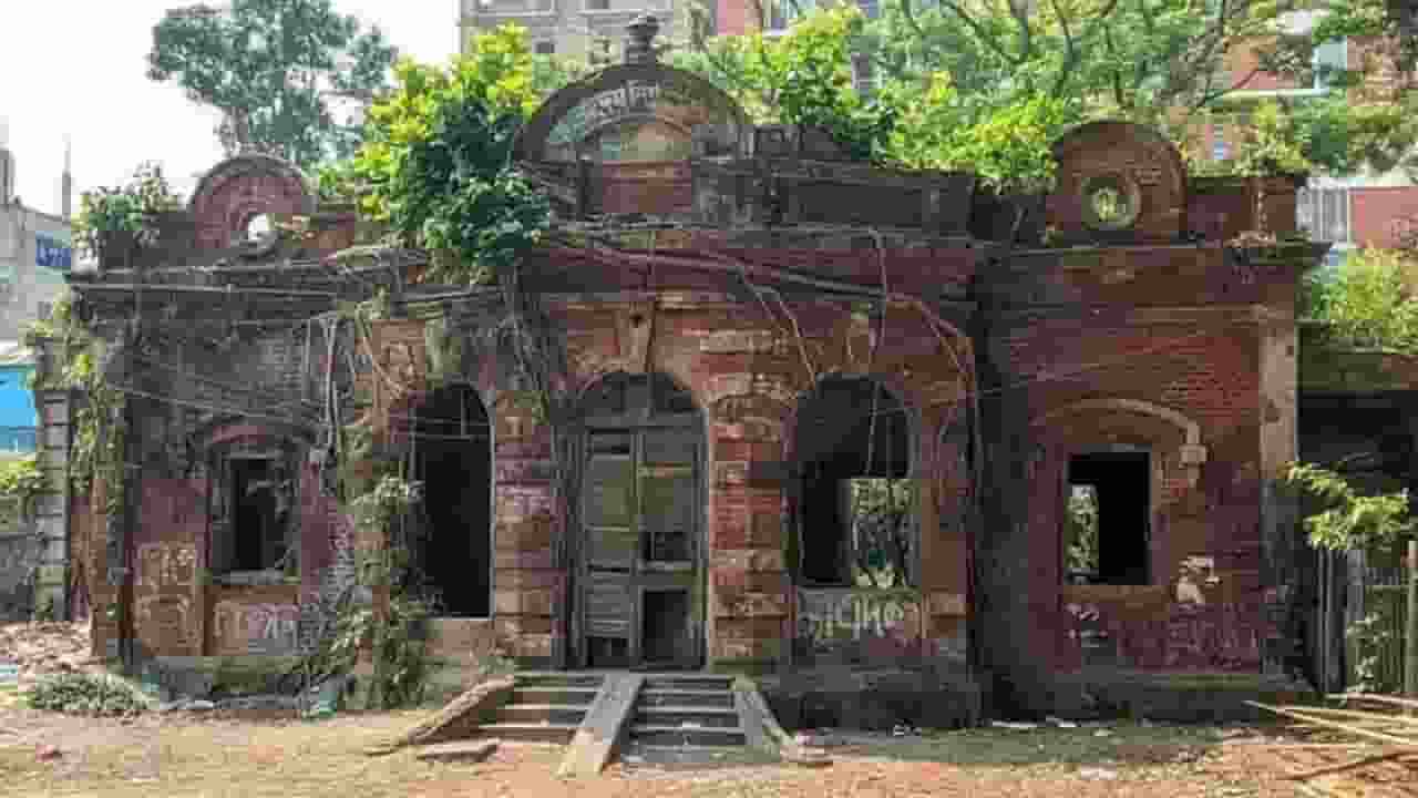सत्यजीत रे का घर गिराने पर बांग्लादेश का जवाब, 'किसी और का घर है' Image of Satyajit Ray house in Bangladesh