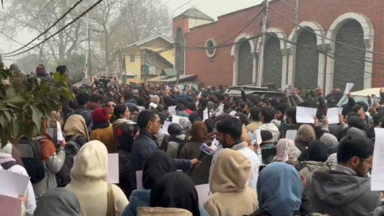 क्या है जम्मू कश्मीर आरक्षण नीति जिसके समीक्षा की हो रही मांग? students protest outside omar abdullah residence : Screengrab : X