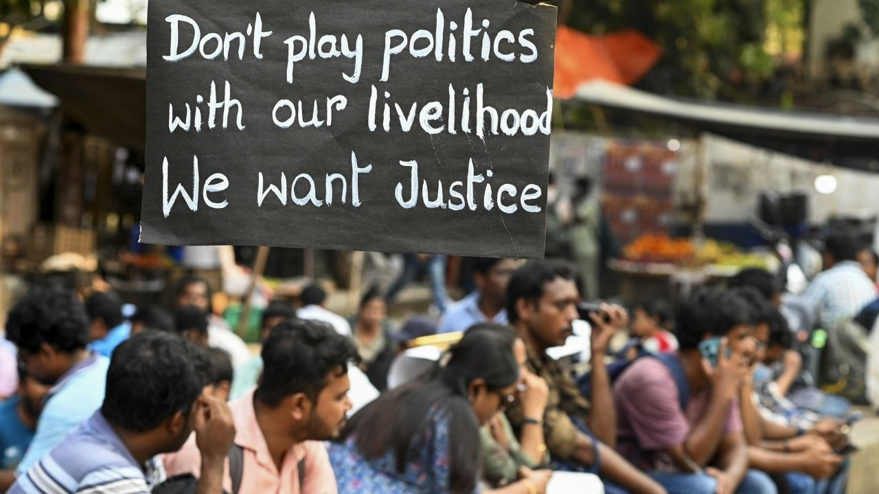बेदाग होने की आस में धरने पर बैठे शिक्षक, पश्चिम बंगाल के नए बवाल की पूरी कहानी West Bengal