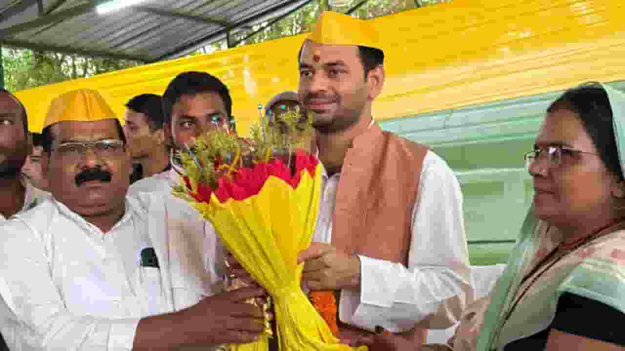 हरी टोपी गायब, पीली सिर पर, तेज प्रताप ने बदला सियासी रंग Tej Pratap Yadav
