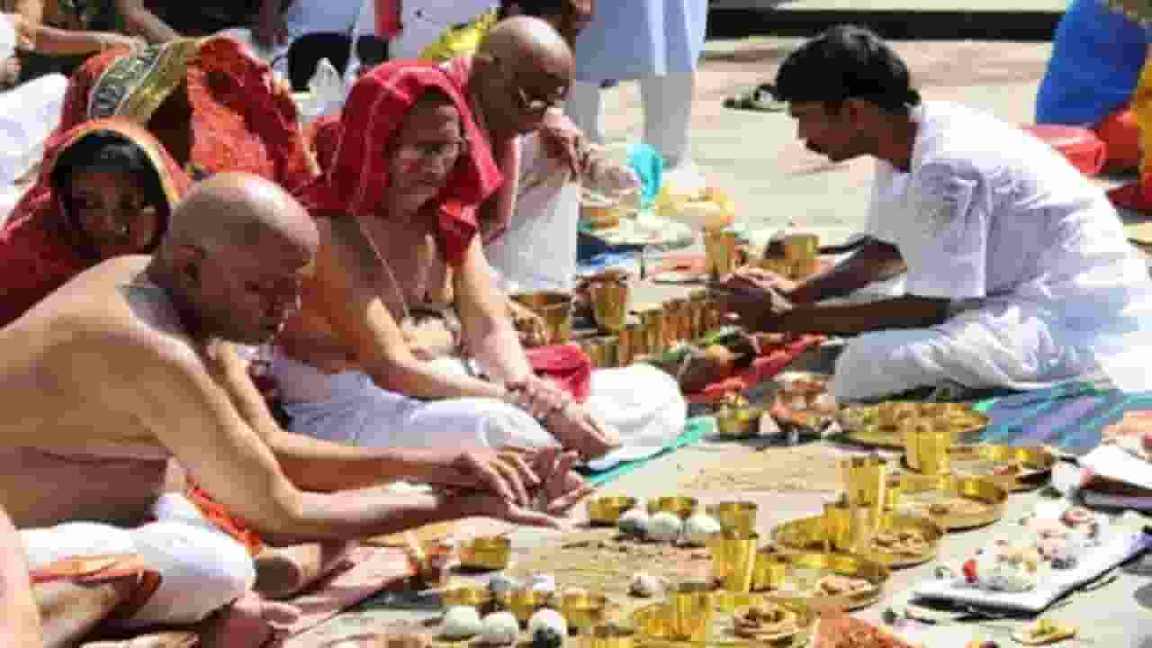 गया में पिण्डदान और घर पर श्राद्ध, क्या ऐसा हो सकता है? शास्त्र समझिए Representational Picture