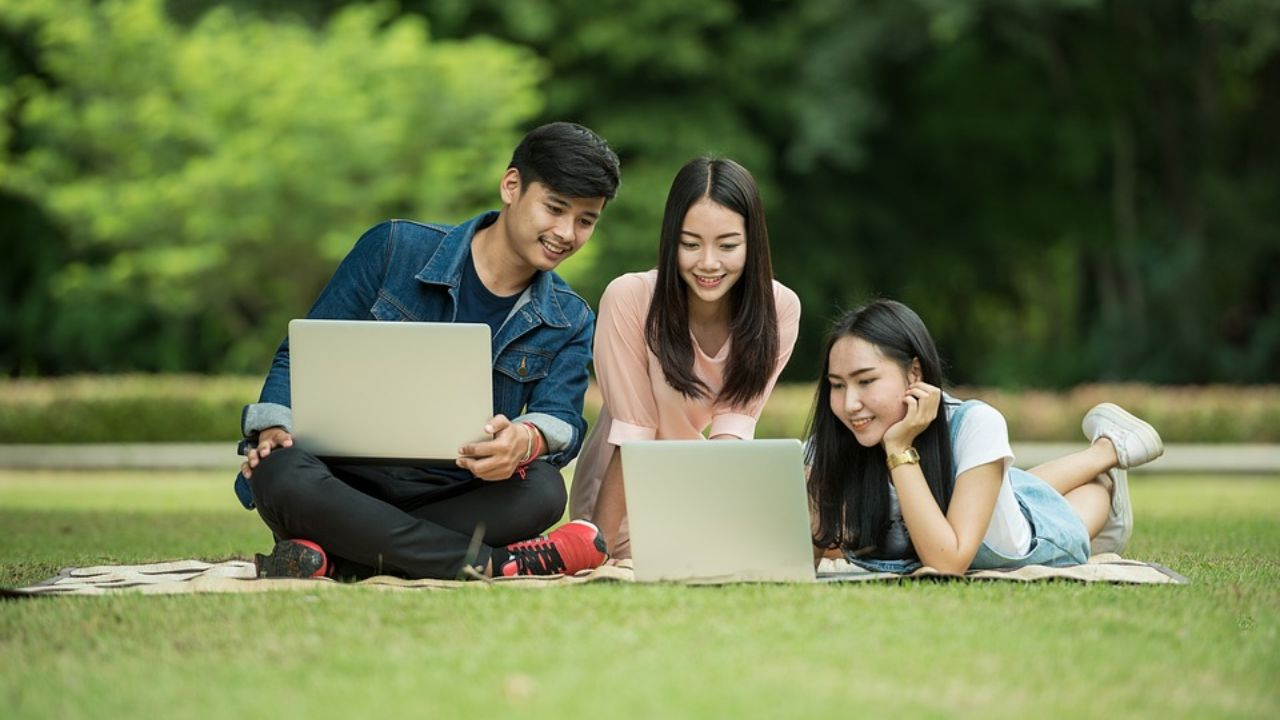 विदेशी छात्रों से US को कितनी कमाई, 3.78 लाख अमेरिकियों को मिल रहा काम International Students Contribution in US
