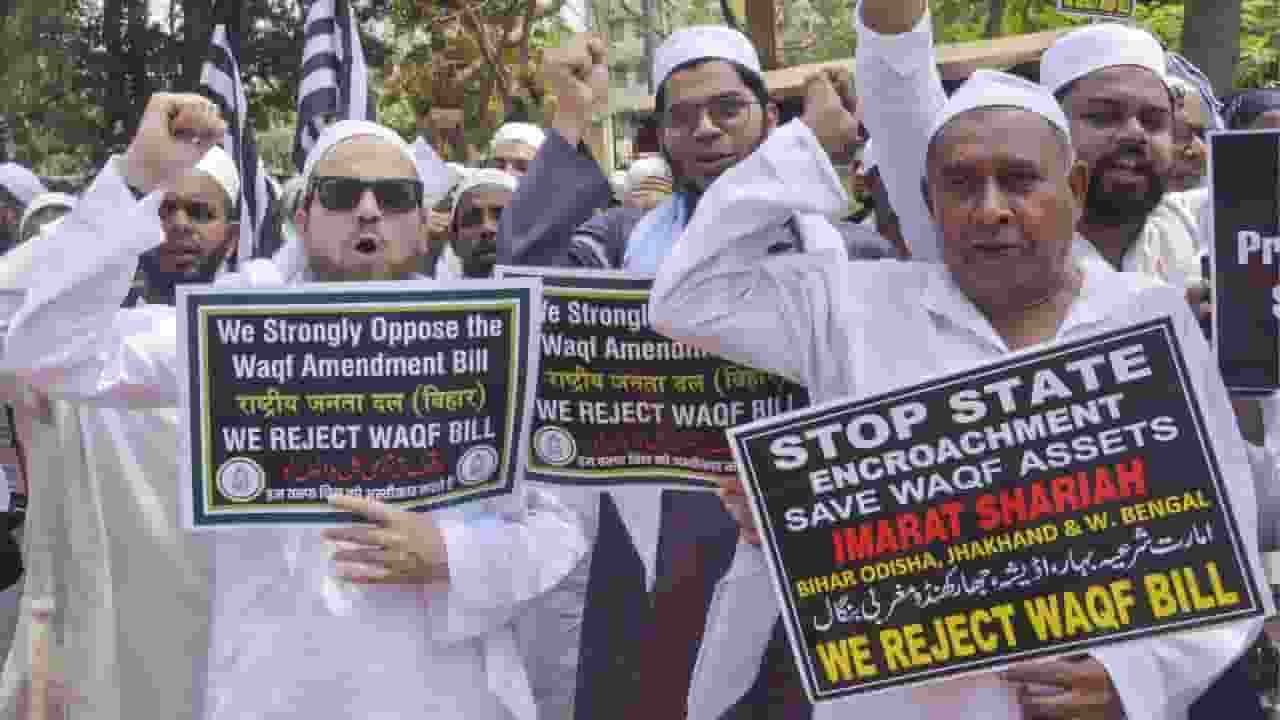 अदालत तक पहुंची वक्फ की लड़ाई, क्या कर सकता है सुप्रीम कोर्ट? People opposing waqf amendment bill। Photo Credit: PTI