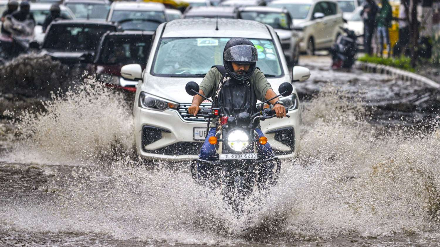 हिमाचल से यूपी तक बाढ़ से बेहाल, कहां खतरा, कहां राहत? Rain
