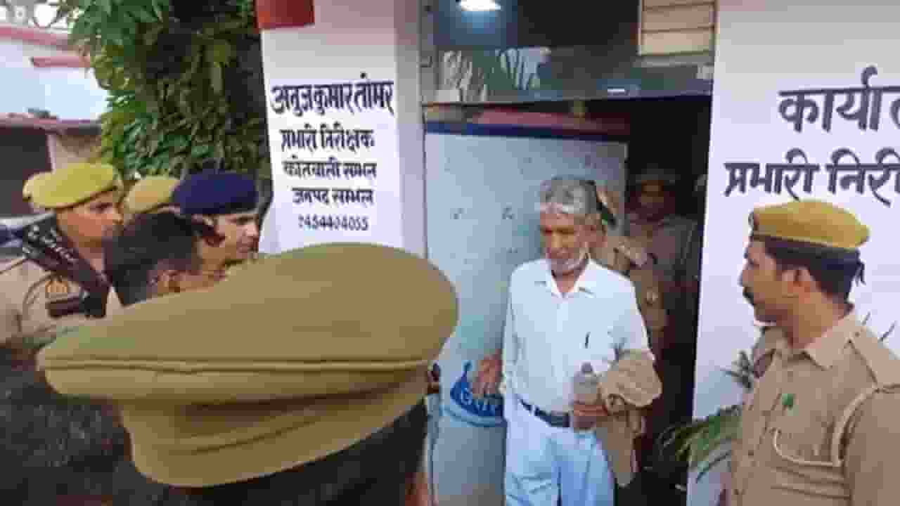 संभल में शाही जामा मस्जिद कमिटी के चीफ जफर अली गिरफ्तार Screenshot of Video । Photo Credit: X